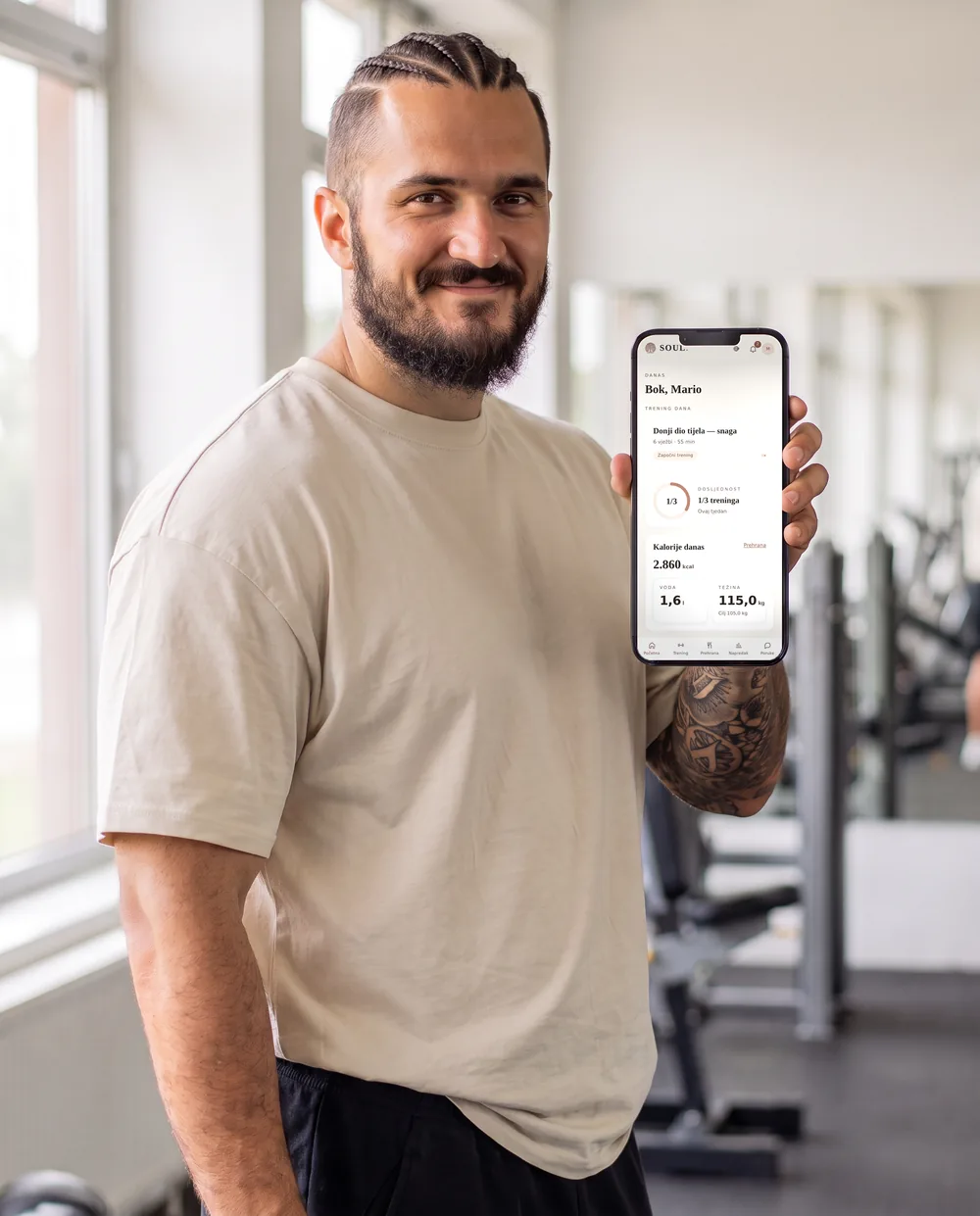 Mario Kljajić drži telefon s otvorenom Soul Training aplikacijom